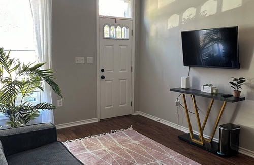 Downtown Baltimore House | Cozy 2-bedroom townhome in charming Baltimore with AC, fitness room, WiFi