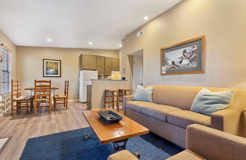 Kimberling City Condo | Cozy 2-Bedroom Bungalow-Near Table Rock Lake-Free Tickets-Cmty Pool-Pickleball