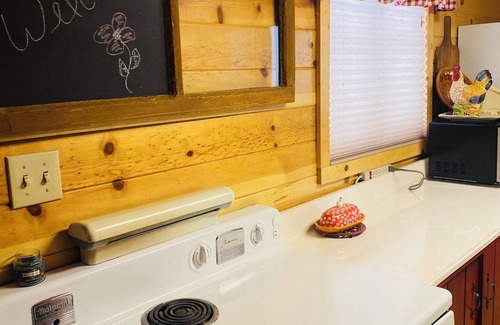 Wofford Heights Cabin | Cozy 2-bedroom cabin near Alta sierra ski resort with stunning views.