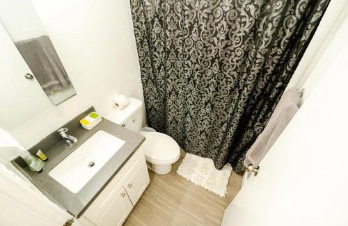 Wilshire Apartment | Cozy 2-Bedroom with 1-Bathroom Ideal for Small group in Koretown
