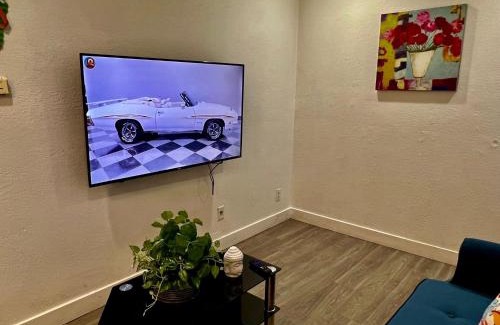 Wilshire Apartment | Cozy 2-Bedroom with 1-Bathroom Ideal for Small group in Koretown