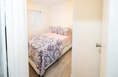 Wilshire Apartment | Cozy 2-Bedroom with 1-Bathroom Ideal for Small group in Koretown