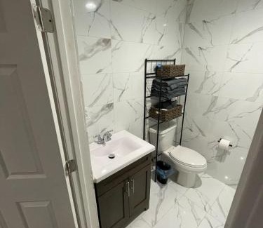 Adams Hill Apartment | Cozy 2 BR Apartment Glendale