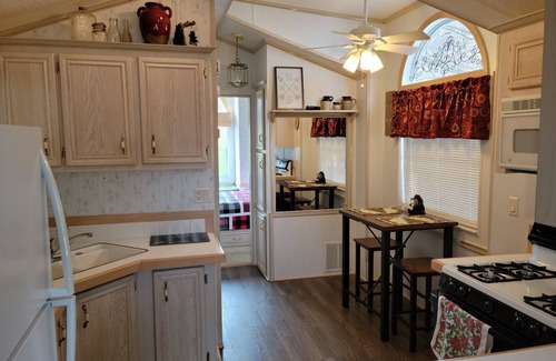 Maggie Valley House | Cozy 2 BR Bungalow, Hot Tub, Gas Fire Pit & Great views for Less than a Motel !