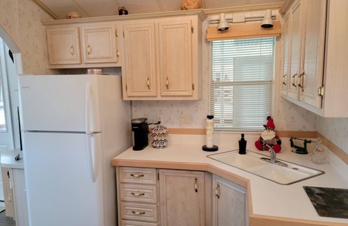 Maggie Valley House | Cozy 2 BR Bungalow, Hot Tub, Gas Fire Pit & Great views for Less than a Motel !