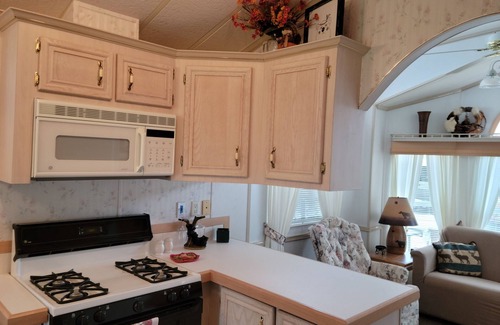 Maggie Valley House | Cozy 2 BR Bungalow, Hot Tub, Gas Fire Pit & Great views for Less than a Motel !