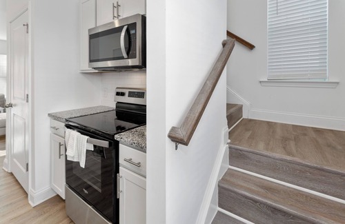 Goose Creek Apartment | Cozy 2 BR Resort Cottage with Pool Access