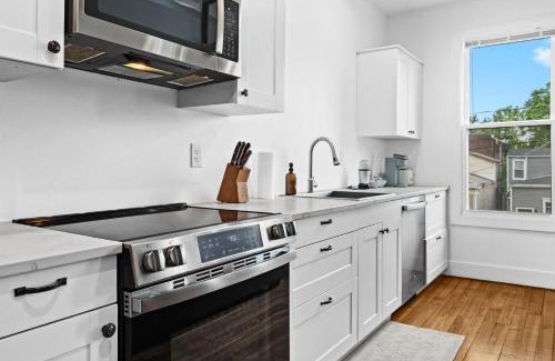 Shelby Park House | Cozy 2-Floor Home 5BR 3BA 2 Kitchens Backyard
