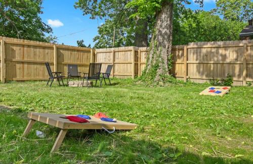 Shelby Park House | Cozy 2-Floor Home 5BR 3BA 2 Kitchens Backyard
