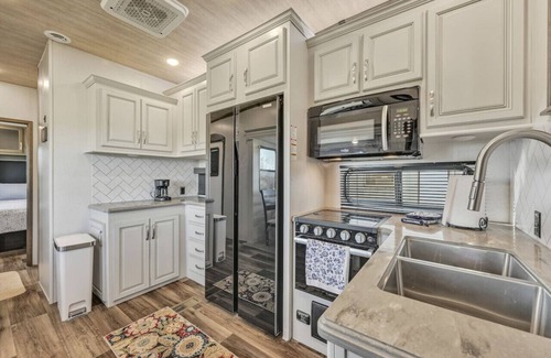 Pine Grove House | Cozy 2-Guest RV on Nature Farm