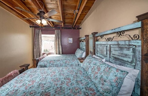 Alpine House | Cozy 202 and View @ Alpine City Place | Hotel and Bar