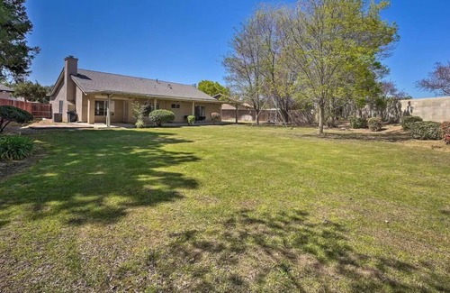 Greenacres House | Cozy 2300 sqft Bakersfield Home w/ Spacious Backyard