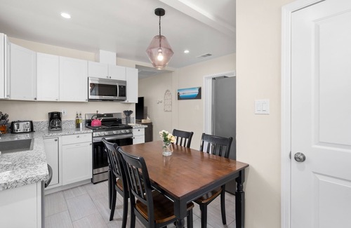 Fresno House | Cozy 2B/1Bth w Spacious Parking inside Fence