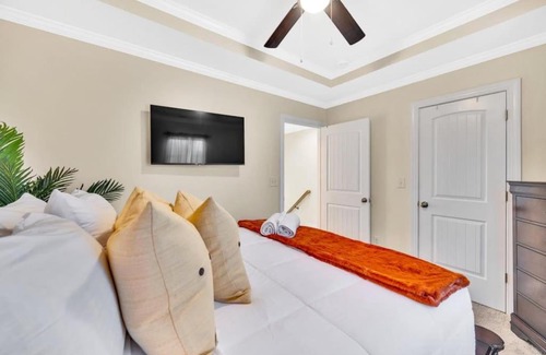 Concord House | Cozy 2B Townhouse King Bed Free Parking TV in BRs