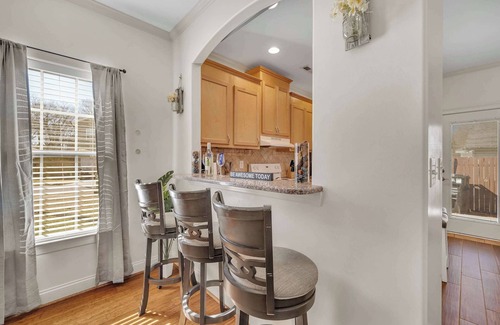 Concord House | Cozy 2B Townhouse - King Bed