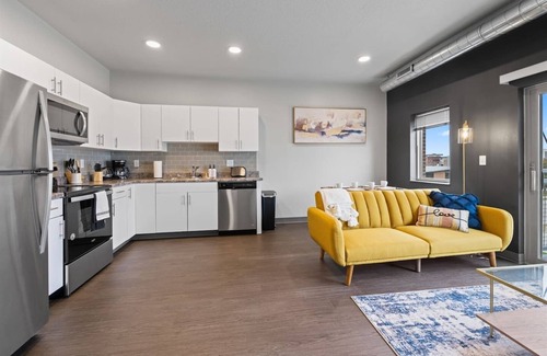 Downtown Des Moines Apartment | Cozy 2B1B w/Coffee, Wi-Fi & Free Parking