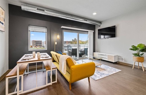 Downtown Des Moines Apartment | Cozy 2B1B w/Coffee, Wi-Fi & Free Parking