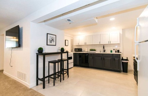 Berkley Apartment | Cozy 2bd |10 min to Downtown Denver | Fast Wifi