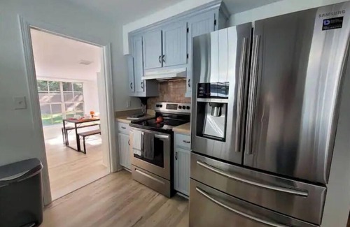 Pensacola Cottage | Cozy 2Bd/1Ba Cottage Minutes to Downtown and NAS!