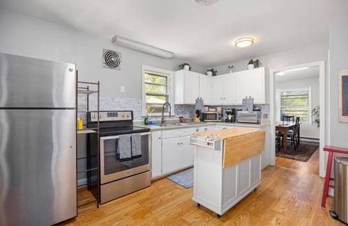 Lindley Park House | Cozy 2bd/1bth +80" TV Movie Room