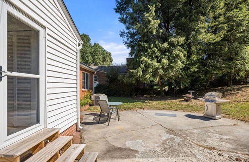 Lindley Park House | Cozy 2bd/1bth +80" TV Movie Room