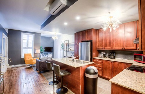 Cite Multimedia Apartment | Cozy 2BD loft Hotel Suite-Old Montreal B3