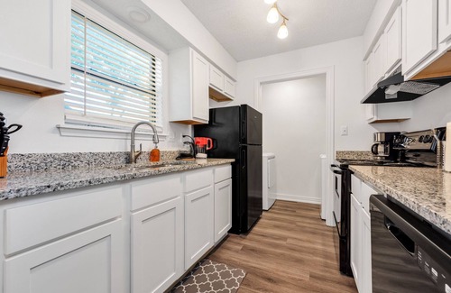 Bentonville Apartment | Cozy 2BD Near Walmart HQ | Long Stay Discounts