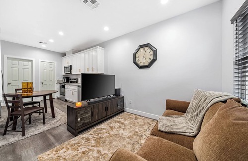 Southeastern Sacramento House | Cozy 2bdr/1br Home near downtown