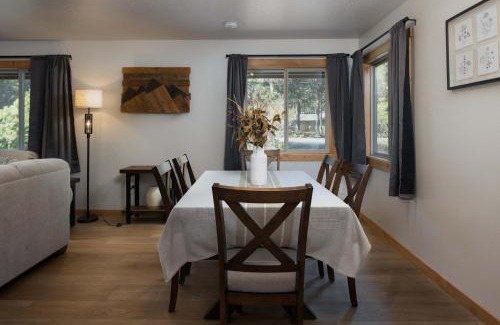 Southwest Bend House | Cozy 2BDR Retreat in Bend for 6