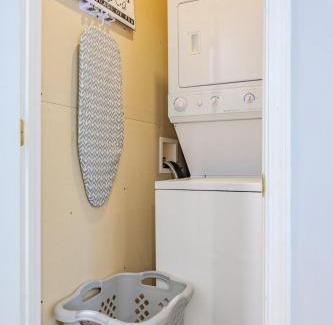 Herndon Apartment | Cozy 2bed bath Private Above Ground First Floor Suite