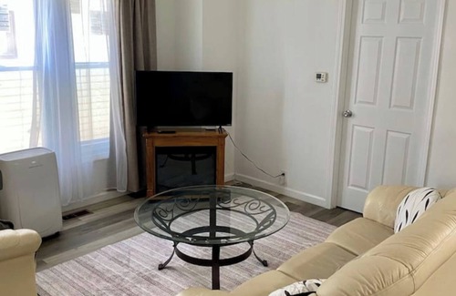Hamtramck House | Cozy 2Bedroom Modern Retreat