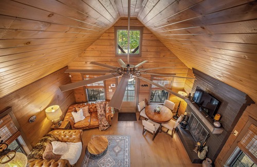 Mentone Cabin | Cozy 2BR 1.5 bath Hot Tub Fast WIFI Fire Pits King 2 Twin