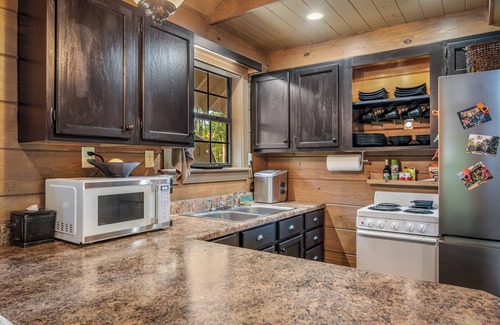 Mentone Cabin | Cozy 2BR 1.5 bath Hot Tub Fast WIFI Fire Pits King 2 Twin