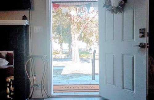 Brentwood House | Cozy 2BR/1BA near Beaches, Downtown, and Jacksonville Zoo (discounts available)