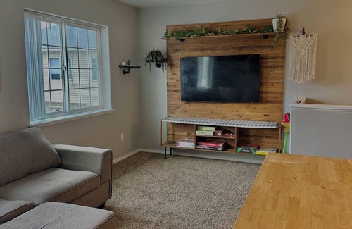 Bayshore - Klatt Condo | Cozy 2BR/2BA Condo in Anchorage Full Kitchen + Dishware Great Location!