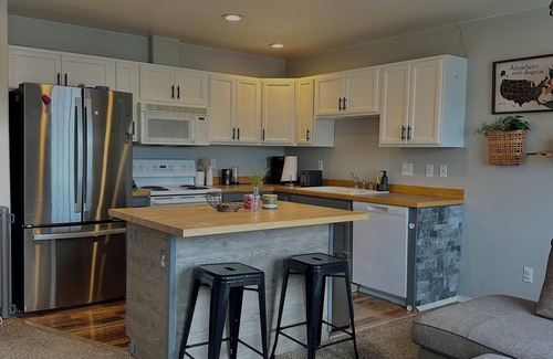Bayshore - Klatt Condo | Cozy 2BR/2BA Condo in Anchorage Full Kitchen + Dishware Great Location!
