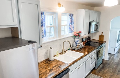 Columbia Cottage | Cozy 2BR Apt w/KING in historic dist. 1mi to sq.!