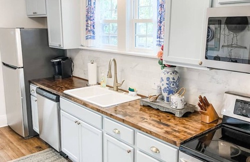 Columbia Cottage | Cozy 2BR Apt w/KING in historic dist. 1mi to sq.!