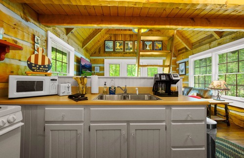 Gatlinburg - Pigeon Forge Cabin | Cozy 2BR cabin in Wears Valley - your perfect mountain retreat with Hot tub!