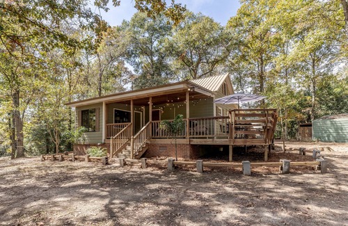 Peach County House | Cozy 2BR Cabin | Monthly Available | Mins f/ I/75