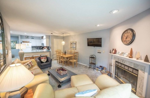 West Dover Condo | Cozy 2BR Condo Walking Distance to Mount Snow