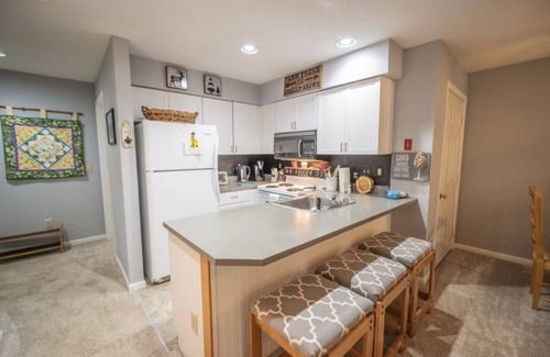 West Dover Condo | Cozy 2BR Condo Walking Distance to Mount Snow
