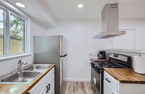 Georgian Acres House | Cozy 2BR Duplex in North Austin Furnished & Pet Friendly