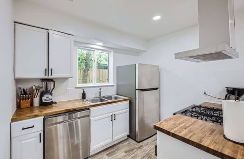 Georgian Acres House | Cozy 2BR Duplex in North Austin Furnished & Pet Friendly