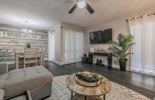 Arlington Apartment | Cozy 2BR Farmhouse Apt - Sleeps 8 - FREE Parking!