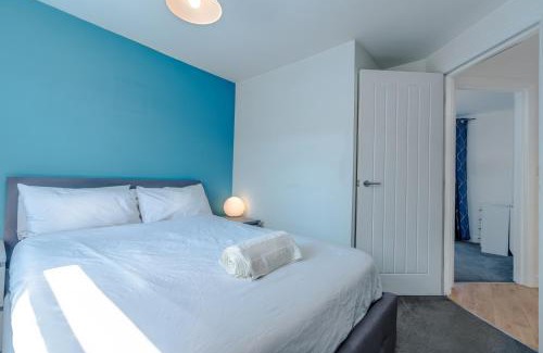 Chute Forest Apartment | Cozy 2BR flat near Stonehenge w/balcony