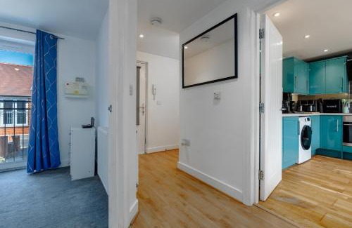 Chute Forest Apartment | Cozy 2BR flat near Stonehenge w/balcony