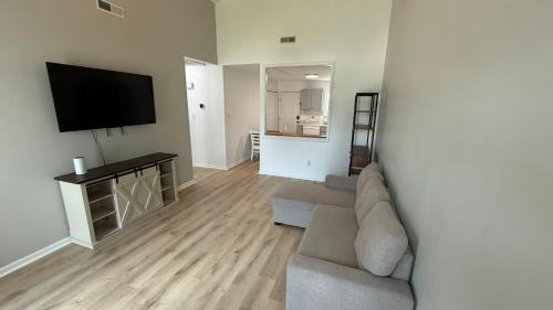 Piney Green House | Cozy 2BR Hideaway - I Heart Jacksonville