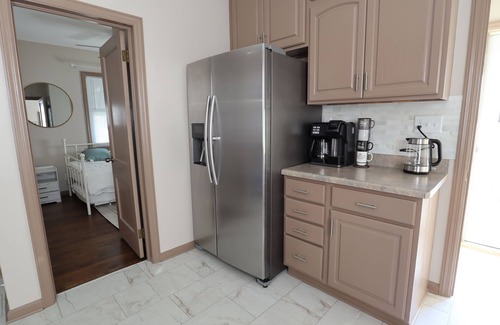Kenosha House | Cozy 2BR home near Lake and Universities.