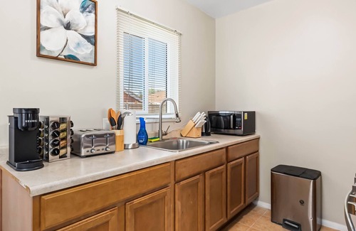 Ontario House | Cozy 2BR Home With Bright Interior Relaxing Patio